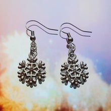 Afbeelding in Gallery-weergave laden, When The Snow Comes Down In Tinseltown Earrings