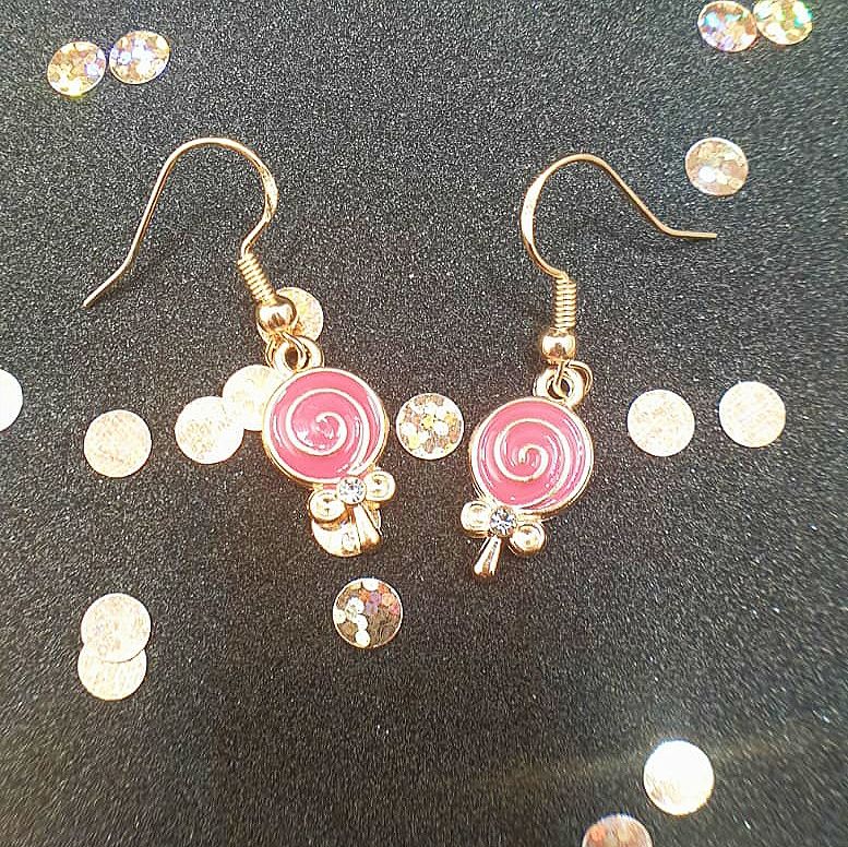 Reddish pink metal lollipop dangly earrings with a tiny gem embedded in them! Made of alloy and light gold plated with gold plated earrings hooks attached, 18x9.55 mm