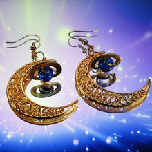 Lade das Bild in den Galerie-Viewer, To The Moon and Back Earrings
