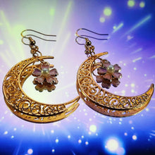 Lade das Bild in den Galerie-Viewer, To The Moon and Back Earrings
