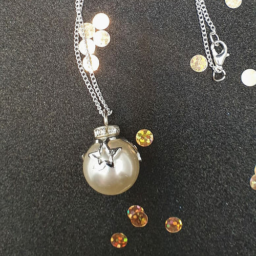 Pearl necklace adorned with a jewel encrusted star! 16mm in size with gold/silver plated chains